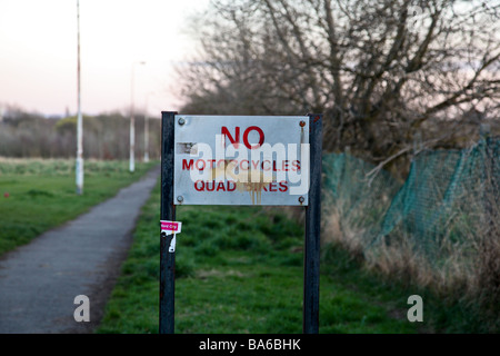 Pas de motos quads signer aux côtés de sentier à Salford UK Banque D'Images