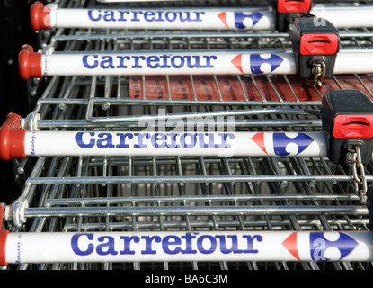 Des chariots portant le logo de cash and carry français Carrefour de l'entreprise Banque D'Images