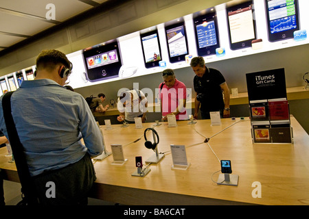 Les ordinateurs Apple store sur la 5e avenue, Manhattan, New York, United States of America Banque D'Images