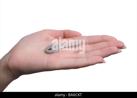 Woman's hand holding une clé sur un fond blanc. Banque D'Images