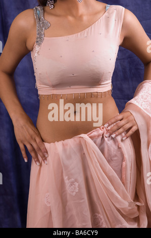 Young Asian woman wearing a pink Sari Banque D'Images