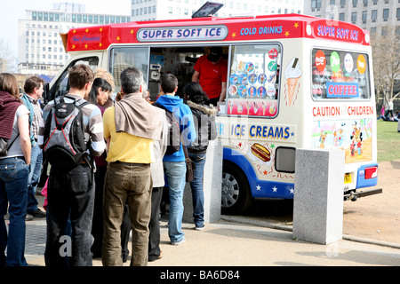 File d'attente pour les glaces, Jubilee Gardens, Londres Banque D'Images