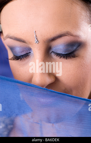 Belle jeune femme avec foulard bleu Banque D'Images