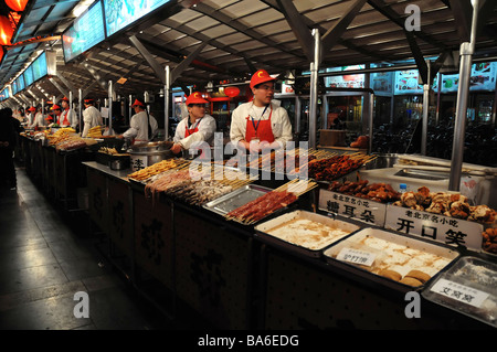 DongHua Men Night Market, Beijing, Chine. Des stands de nourriture chinoise dans la nuit. Banque D'Images