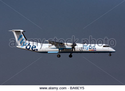 Vol Flybe Dash 8 aux abords de la piste Banque D'Images