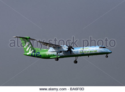 Vol Flybe Dash 8 aux abords de la piste Banque D'Images