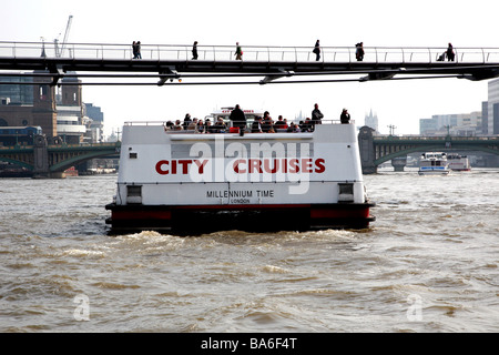 Bateau de croisière passe sous Millennium Bridge, Londres Banque D'Images