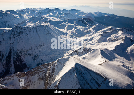 Parc national de la montagne de Pirin, vue aérienne du cirque de Bunderishki, pic de Vihren en premier plan, crête de Todorin (pic) à gauche, Balkans, Bulgarie Banque D'Images