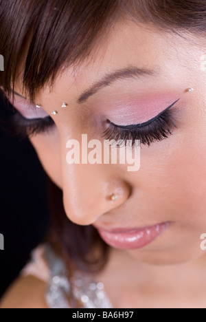 Young Asian woman perdue dans ses pensées Banque D'Images