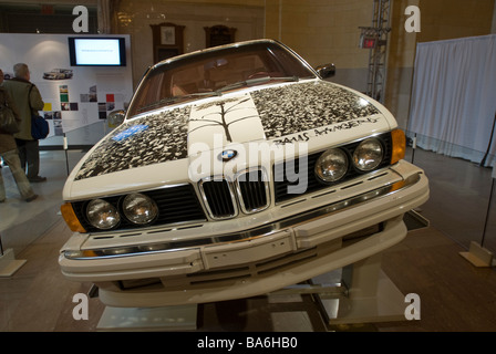 Une BMW 635 CSi par l'artiste Robert Rauschenberg en 1986 est vu sur l'écran à Grand Central Terminal Banque D'Images