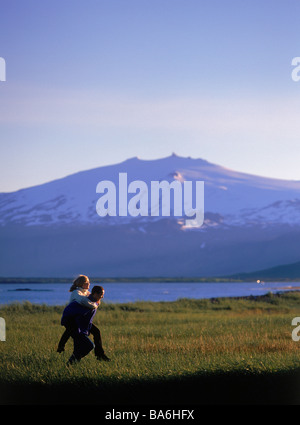 Couple à la campagne avec glacier Snaefellsjokull en arrière-plan, l'Islande Banque D'Images