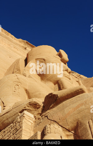 L'Egypte Abou Simbel, temple de Ramsès II détail d'une des quatre grandes statues Banque D'Images