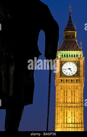 Statue de Winston Churchill et de Big Ben vu de la place du Parlement devant les Maisons du Parlement, Westminster London UK Banque D'Images