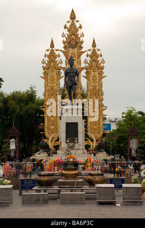 Statue du Roi Phor Khun Meng Rai qui a fondé Chiang Rai Banque D'Images