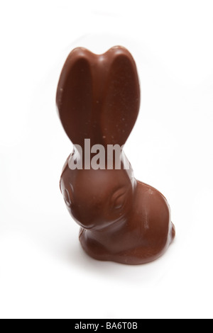 Lapin ou lapin de Pâques au chocolat isolé sur un fond blanc de studio. Banque D'Images