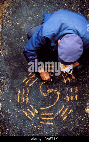 La Chine, la province du Guizhou, Pingtang Han, funérailles, sur le sol du tombeau, le sacré 8 trigrammes, expert feng shui le traçage Banque D'Images