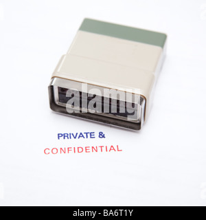 Confidentiel privé stamp on a white background studio. Banque D'Images