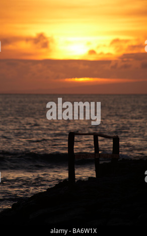 Coucher de soleil sur la mer à la colline du Dragon, l'île de Santa Cruz, Galapagos, Equateur en Septembre Banque D'Images