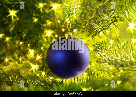 Noël Noël-tree close-up-branches de sapin scintille des lumières Christian-tree-ball bleu [M] détail branches de sapins décorés Banque D'Images