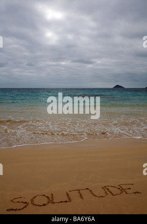 La solitude à Punta Cormoran, l'île de Floreana, Galapagos, Equateur en septembre - la solitude mot écrit dans le sable beach concept Banque D'Images