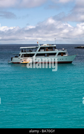 La visite des bateaux amarrés au large de l'Îlot Plaza, Galapagos, Equateur en Septembre Banque D'Images