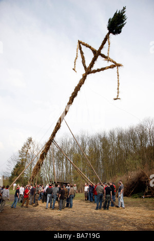 Feu traditionnel de Pâques sur 7 collines autour de la ville de Attendorn dans la région de Sauerland en Rhénanie du Nord-Westphalie, Allemagne. Banque D'Images