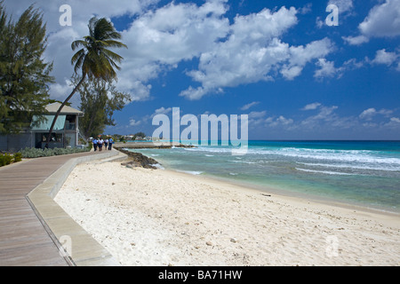 Promenade à récemment construit la côte sud de la Barbade de Hastings à Rockley Beach, de la Barbade, "West Indies" Banque D'Images