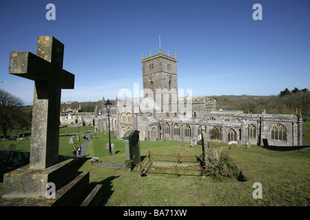 Ville de St David's, au Pays de Galles. Croix de Pierre Pierre tombale avec le 12e siècle St David's cathédrale en arrière-plan. Banque D'Images