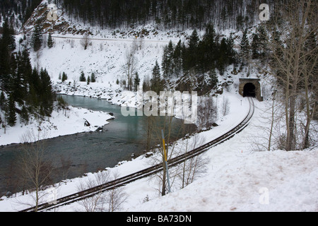 Tunnel ferroviaire, au confluent de la rivière Flathead, dans le Glacier National Park, Montana Banque D'Images