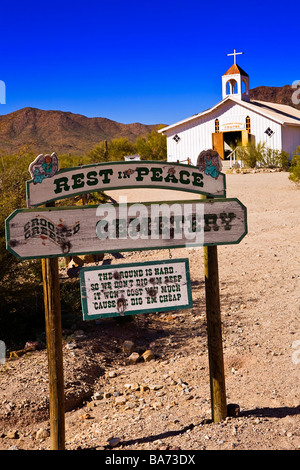 Image de la chapelle de Crooked Creek et à l'entrée du cimetière de Old Tucson Studios en Arizona Banque D'Images