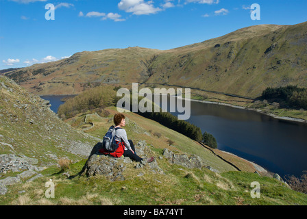 Femme walker en profitant de la vue à travers les banques, Mardale Haweswater de Parc National de Lake District, Cumbria, England UK Banque D'Images