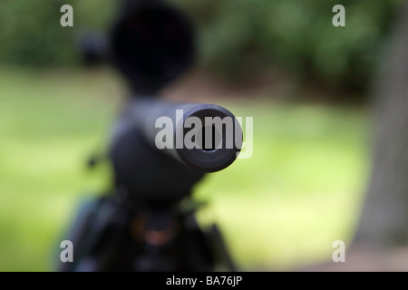 La police militaire fusil de sniper est posé prêt à l'emploi dans le domaine. Banque D'Images