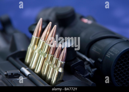 Balles différentes sont disposés dans la chambre d'un fusil automatique. Seront-elles utilisées pour la guerre ou de protection ? 2e amendement Banque D'Images