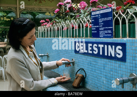 France, Allier, Vichy, centre thermal des Dômes, centre thermale, patient à la source des Célestins Banque D'Images