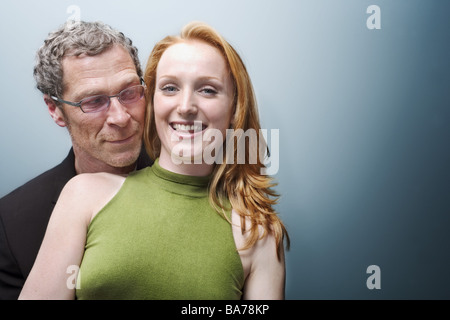 Mate est heureusement série portrait consécutivement deux personnes de 20 à 30 ans 40 à 50 ans d'une pubescence rouge verres aux cheveux longs âges Banque D'Images