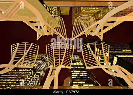 À partir de la rue jusqu'à la sculpture et arbres en acier d'immeubles de grande hauteur le long de Stephen Avenue Mall. Banque D'Images