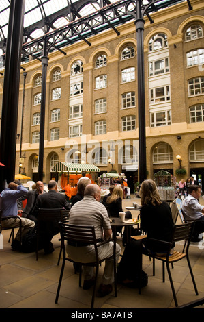 Les gens assis à l'intérieur de Starbucks Hay's Galleria London UK Banque D'Images