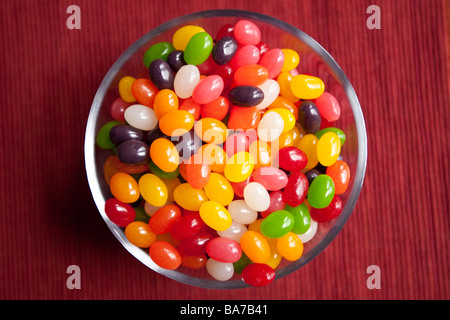 Jelly Beans dans un bol en verre vu de dessus Banque D'Images