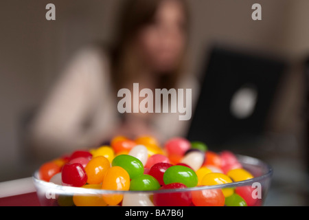 Femme travaille à l'avant de la cuvette de jelly beans Banque D'Images