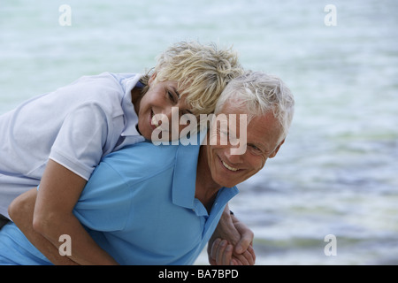 Plage de sable fin des détails de ferroutage paire personnes série 50 à 60 ans 60 à 70 ans aînés pair heureusement joie fun de plaisirs Banque D'Images