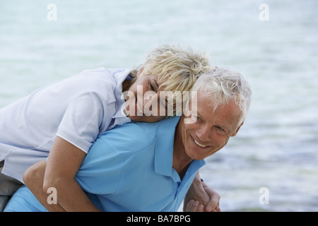 Plage de sable fin des détails de ferroutage paire personnes série 50 à 60 ans 60 à 70 ans aînés pair heureusement joie fun de plaisirs Banque D'Images