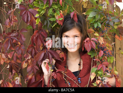 Femme jeune vin sauvage sourit joyeusement personnes série portrait portrait des femmes de 20 à 30 ans jeunes 24 ans brunette regard caméra Banque D'Images