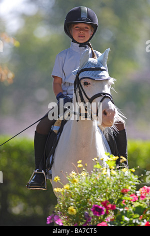 Girl riding Pony Équitation allemande sur Banque D'Images