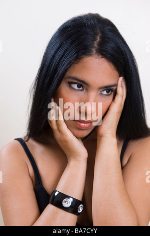 Jeune femme head in hands Banque D'Images