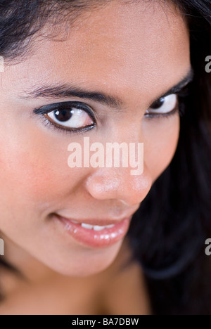 Close up of a young woman looking up ethnique avec un sourire Banque D'Images