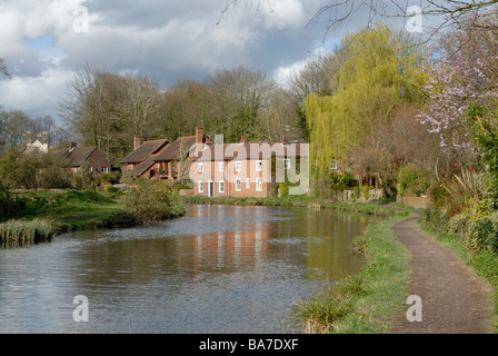 Chalets le long de la rivière Itchen, Winchester, Hampshire, Angleterre Banque D'Images