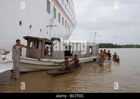 Indiens d'Amazonie dans des canots et MS Europa, sur l'Amazone, le Rio do Cajari, Para, Brésil, Amérique du Sud Banque D'Images
