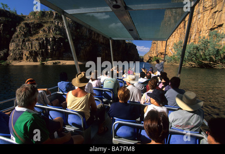 Un groupe de touristes sur une excursion en bateau pendant la saison sèche dans les gorges de Katherine River, Nitmiluk National Park, dans le Nord de l'Territor Banque D'Images