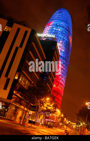 Torre Agbar la nuit, Barcelone, Catalogne, Espagne Banque D'Images