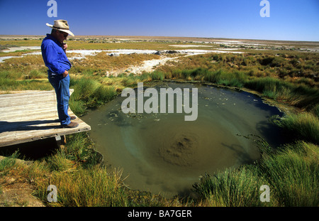 Les touristes à la recherche au bulleur, un Wabma Kadarbu au printemps monticule Mound Springs Conservation Park, Oodnadatta Track, l'Austral Banque D'Images